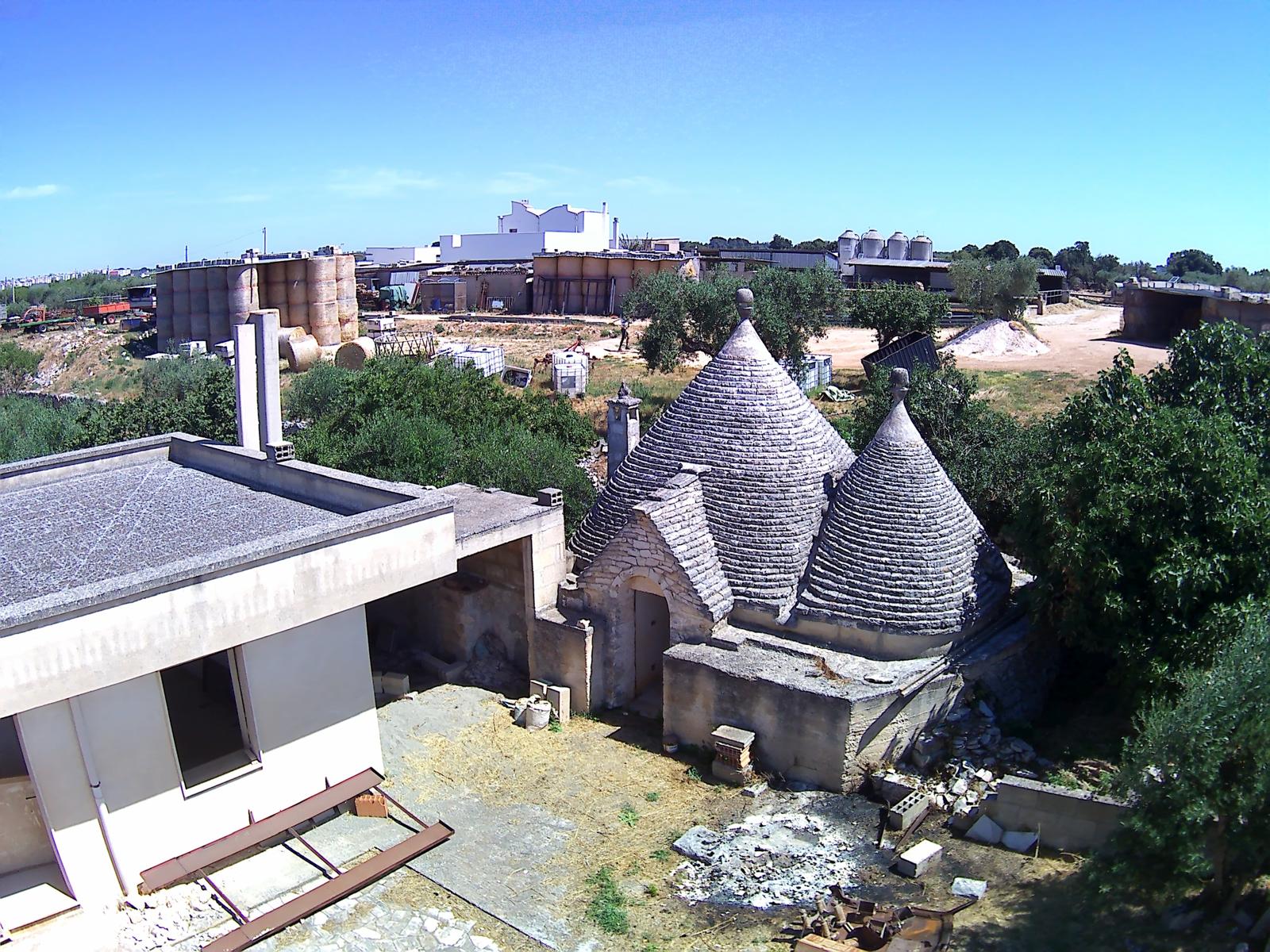 Piccola Villetta In Zona Abitata, 2 Vani e Acc, Trullo, Deposito.